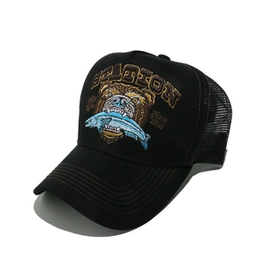 Dettaglio del ricamo con orso e pesce sul cappello trucker nero con rete traspirante