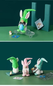 Gnomes de Pâques avec oreilles de lapin tenant des œufs colorés en vert et rose pastel