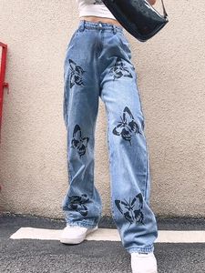 Detailansicht der schwarzen Schmetterlingsdrucke auf blauer High-Waist-Wide-Leg-Jeans