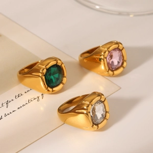 Dettaglio degli anelli placcati in oro 18K con grandi pietre di zircone verde e rosa