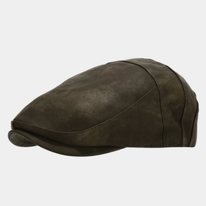 Detail der vintage braunen Leder-Schirmmütze mit 6-Panel-Nähten und strukturierter Optik