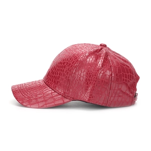 Vue détaillée de profil d'une casquette de baseball rouge à texture crocodile