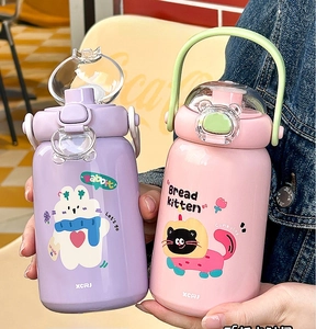 Dettaglio di motivi a coniglio e gatto su borracce per bambini in acciaio inox con manico