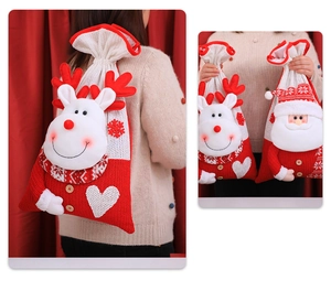 Dettaglio dei sacchetti regalo di Natale in maglia con motivi peluche di renna e Babbo Natale