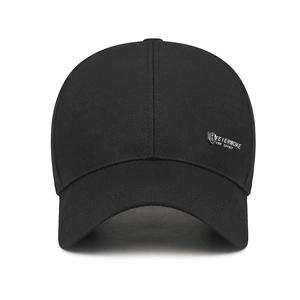 Berretto da baseball classico nero in cotone con logo in metallo e cinturino regolabile