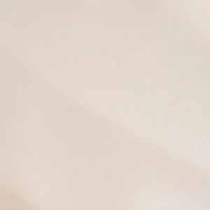 Gros plan du tissu beige de la robe montrant une texture tissée et respirante