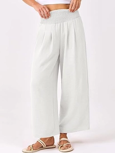 Gros plan sur la taille haute élastique froncée d'un pantalon blanc texturé fluide