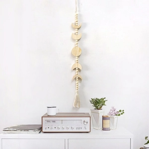 Decorazione da parete nordica in legno con fasi lunari e nappa in cotone crema