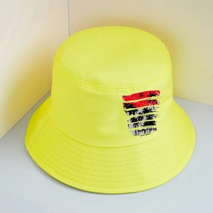 Détail de l'imprimé Sunset Beach avec palmiers sur le bob en coton jaune fluo