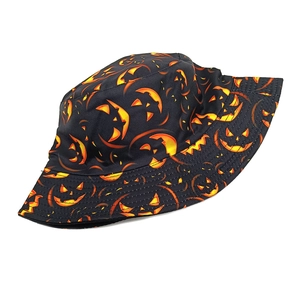 Vue détaillée d'un chapeau bob Halloween avec motifs de citrouilles orange imprimés