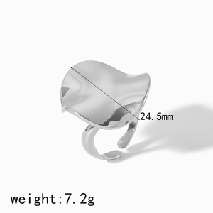Bague vague argentée minimaliste montrant une largeur de 24,5 mm et un poids de 7,2 g