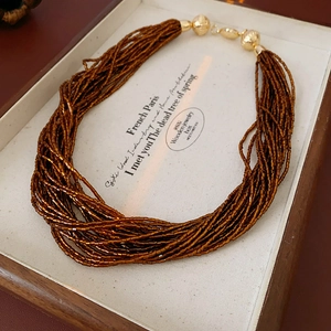 Dettaglio della collana a più fili con chiusura metallica in scatola vintage