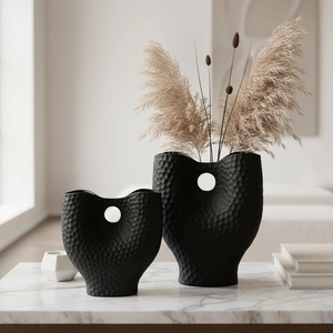 Vases d'art minimalistes en céramique noire avec texture martelée et design évidé
