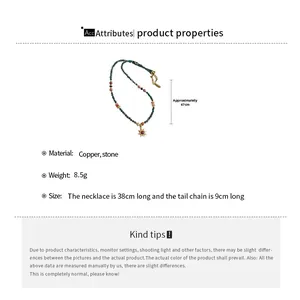 Détails de la taille du collier de pierres vertes avec pendentif soleil doré