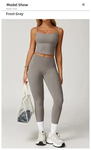 Détail de l'ensemble de yoga gris givré avec caraco ajusté et legging taille haute
