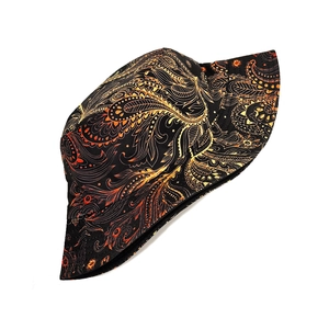 Détails du motif paisley orange et phénix vibrant sur un chapeau bob noir élégant