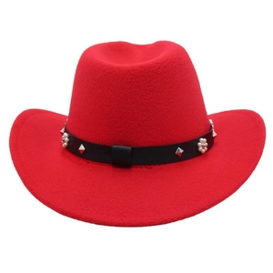 Détail d'un chapeau de cowboy rouge avec ceinture cloutée et perles décoratives