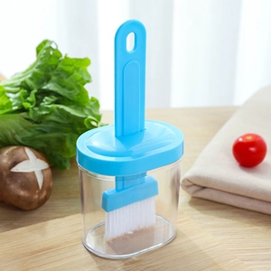 Pinceau à huile bleu en silicone avec bouteille intégrée sur une planche à découper