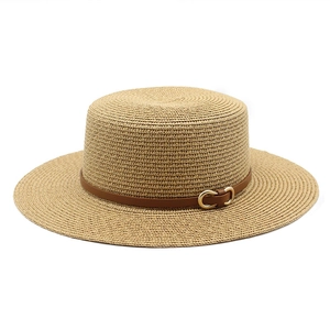 Détail du chapeau de paille avec ruban en cuir marron et boucle mors de cheval dorée