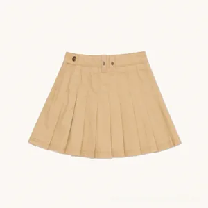 Détail de mini-jupe cargo plissée kaki avec boucles en métal vintage et tissu sergé