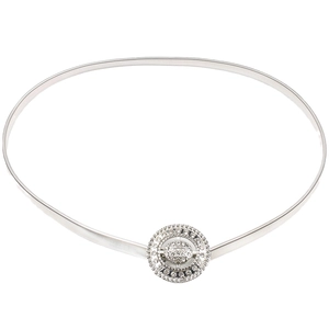 Détail de la ceinture élastique argentée avec boucle ronde sertie de strass brillants