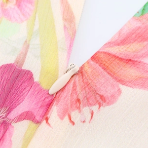 Détail de la fermeture éclair invisible et de l'imprimé floral sur tissu texturé