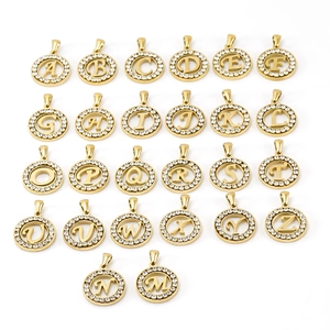 Ensemble de pendentifs lettres A-Z plaqué or 18K avec strass en cristal sur fond blanc