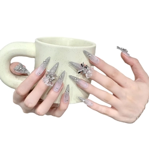 Unghie finte stiletto lunghe con sfumatura glitter argento, base rosa e fiocchi 3D di lusso