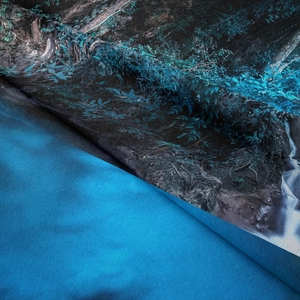 Dettaglio dell'arazzo foresta con trama in flanella e retro blu a contrasto