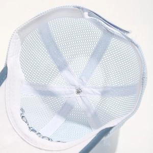 Détails internes de la casquette baseball en filet pour enfants avec coutures renforcées