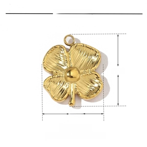 Technical drawing of a 18x15mm gold clover pendant with stainless steel dimensions