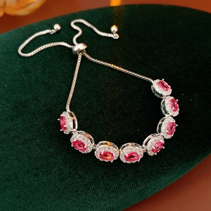Détail du bracelet argenté réglable avec sept pierres ovales roses et zircons brillants