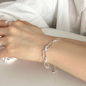 Minimalist S925 sterling silver bold chain bracelet featuring oval links on a female wrist