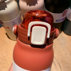 Detail of the one-hand opening locking lid on the stainless steel insulated water bottle