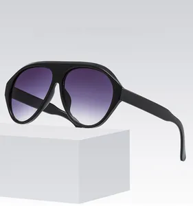 Détail de lunettes de soleil noires surdimensionnées avec verres dégradés violets