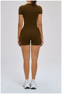 Detail of high-waisted olive green yoga shorts with V-shaped stitching for a lifting effect