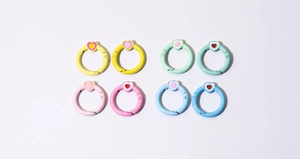 Dettaglio di 8 portachiavi ad anello a molla a forma di cuore in vivaci colori macaron
