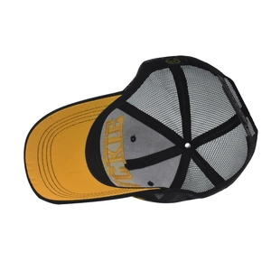 Détail de la fermeture snapback et du filet noir respirant sur la casquette jaune