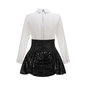 Vue arrière de la robe chemise noir et blanc avec jupe à paillettes et détail corset