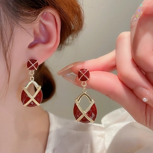 Boucles d'oreilles vintage en émail rouge avec bordure dorée et goutte d'eau texturée