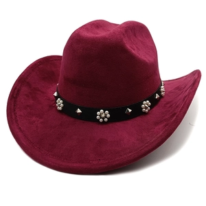Détail d'un chapeau de cowboy bordeaux avec fleurs en perles et pointes argentées