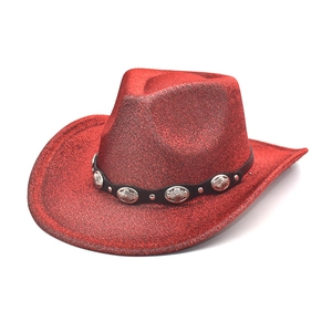Dettaglio cappello da cowboy rosso glitterato con cinturino in pelle nera e borchie