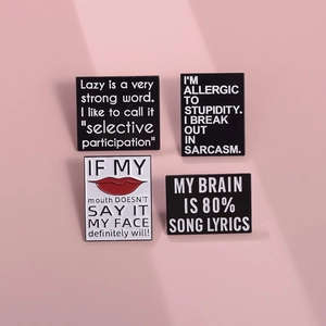 Lot de 4 épingles en émail noir et blanc avec citations humoristiques sur fond rose