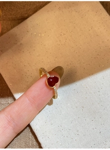 Détail d'une bague plaquée or 18 carats avec cœur rouge et cristaux micro-pave