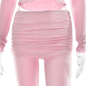 Détail du tissu plissé rose d'un pantalon ajusté avec une texture froncée