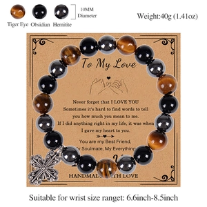 Tigerauge und Obsidian 10mm Perlenarmband mit Kreuzanhänger auf einer Grußkarte als Geschenk