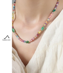 Détail du collier de perles avec pierres d'agate verte et chaîne en acier inoxydable