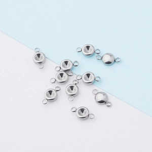 Gros plan de connecteurs ronds de 6,5 mm en acier inoxydable pour bijoux DIY