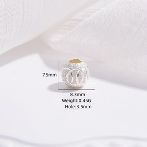 Macro detail of S925 sterling silver frosted beads showing dimensions and weight
