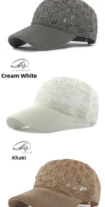Dettagli di cappellini in maglia traforata grigio, panna e kaki con motivi all'uncinetto